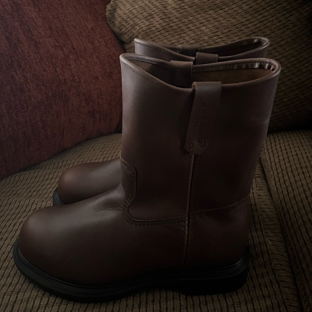 Red wing boots brand new, never used 
They are size 10 in men regular